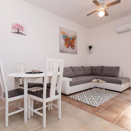 Lara - Apartment Near The Beach ヴルブニク エクステリア 写真